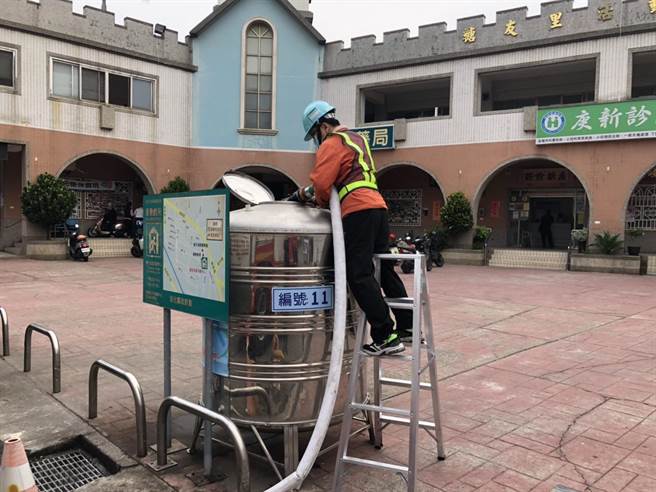 北彰設50個民生供水站，彰化縣消防局第一大隊消防水車也投入「救水」大作戰。（彰化縣消防局第一大隊提供／吳敏菁彰化傳真）
