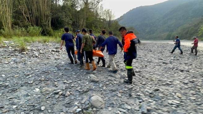 女子拍照踩空滑落浊水溪，仁爱警方动员救援。（仁爱警分局提供／廖志晃南投传真）