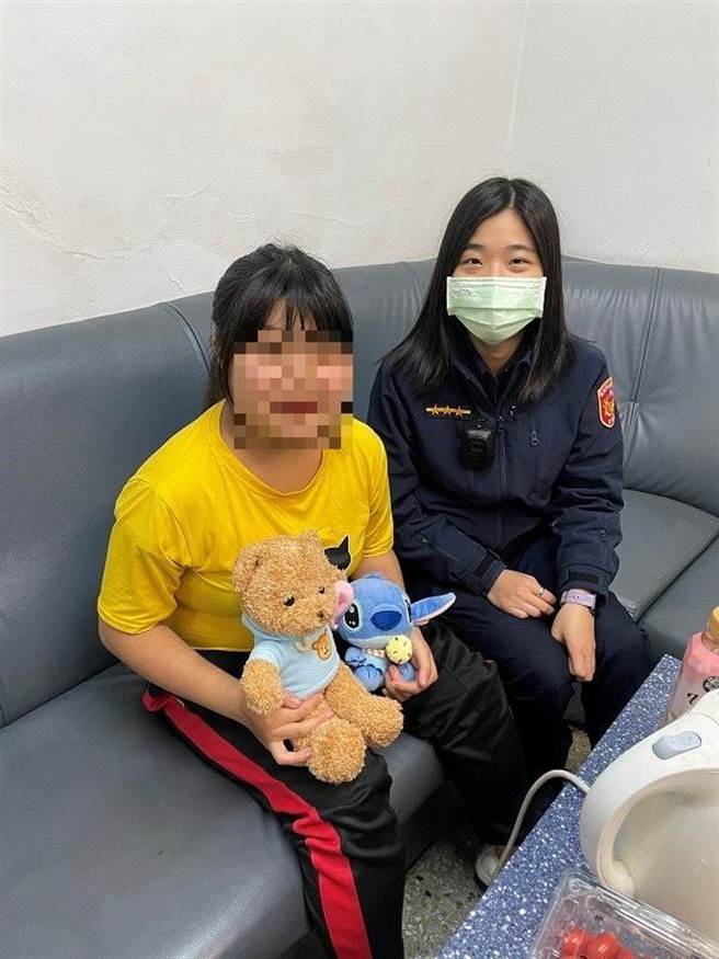 員警發現少女獨自在街頭，熱心關懷查出是失蹤人口。(翻攝照片／林郁平台北傳真）