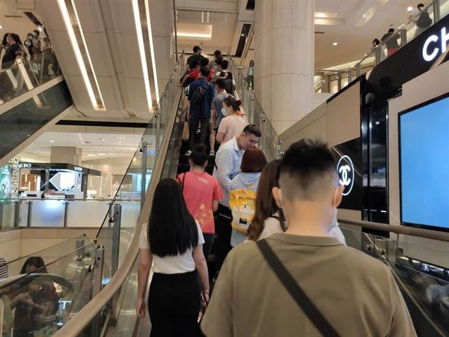 一位女网友在逛百货公司美食街时，问摊商现切红心芭乐要多少钱，对方迟迟不回应，直到最后才问出惊人天价。(中时资料照)