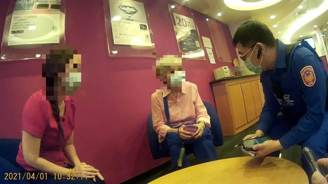 员警赶到银行了解状况，确认王妇接获法院通知「系金的」。(翻摄照片／林郁平台北传真）