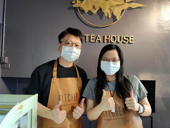 台中市西点主厨罗书婷（图右），与男友在某大学教书，前几年出自兴趣一头栽入烘焙世纪，学习钻研制作甜点的方法，在北区开甜点店自创「科学比例」。（张妍溱摄）