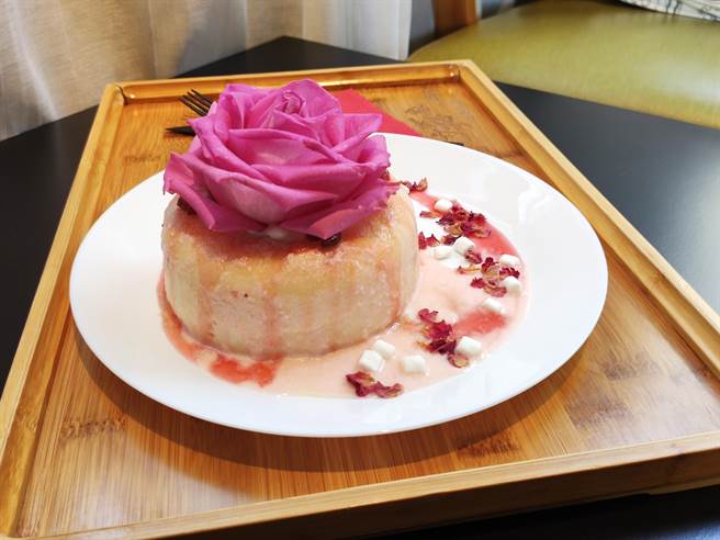 蔷薇玫瑰熔岩热蛋糕，1朵美丽的玫瑰花在蛋糕体上。（张妍溱摄）