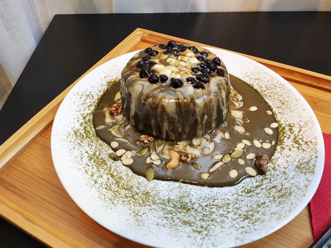 铁观音珍珠熔岩热蛋糕，如艺术品般赏心悦目，切开如土石流般流泻出。（张妍溱摄）
