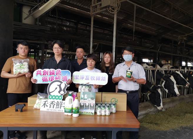 台南市佳里区禾香牧场牛舍屋顶装设太阳能光电板，屋顶有专人维护，农场主可专心经营管理事业。（刘秀芬摄）