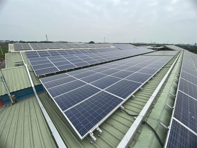 台南市佳里区禾香牧场牛舍屋顶装设太阳能光电板，屋顶有专人维护，农场主可专心经营管理事业。（台南市农业局提供／刘秀芬台南传真）
