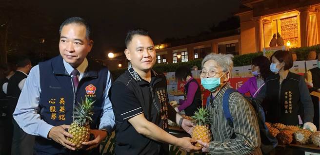 板桥中正里长林煌益结合民间团体举办凭发票换凤梨活动。（板桥中正里办公室提供）