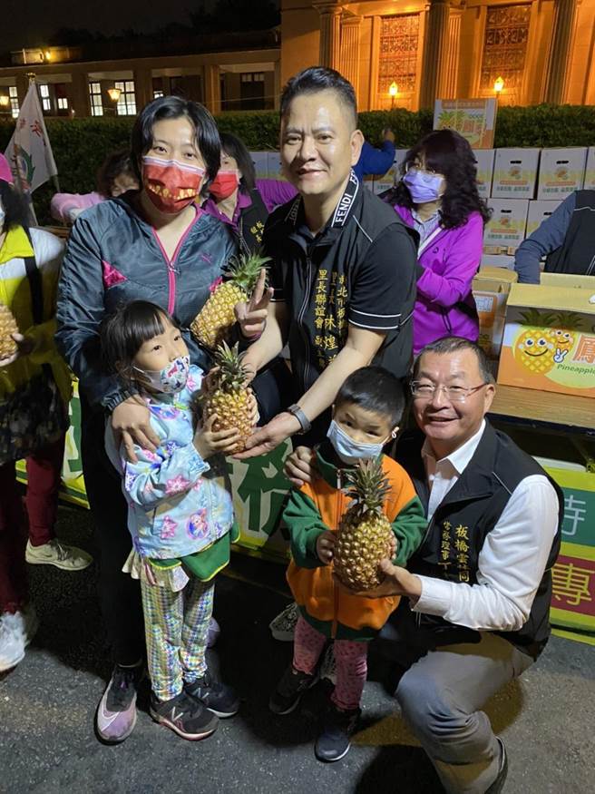 板桥中正里长林煌益结合民间团体举办凭发票换凤梨活动。（板桥中正里办公室提供）