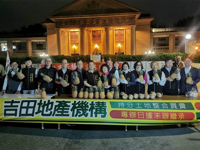 板桥中正里长林煌益结合民间团体举办凭发票换凤梨活动。（板桥中正里办公室提供）