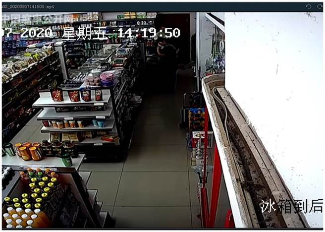 監視器錄下凶嫌到超市買刀，成為重要證據。（翻攝 東網）
