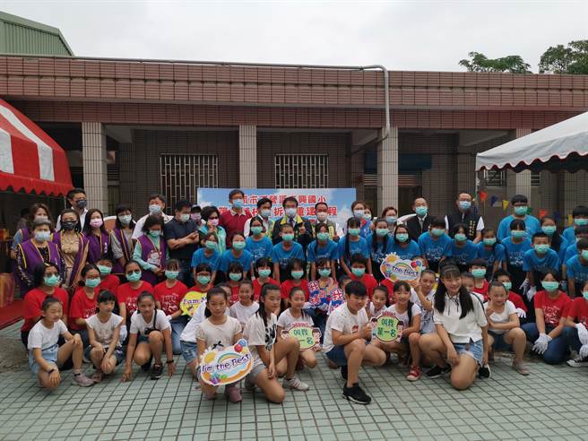 台南市長黃偉哲參與下營東興國小老舊校舍重建動土典禮，與師生合影。（劉秀芬攝）