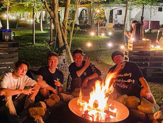 周杰伦揪林志颖、阿纬、邱胜翊一起露营同乐。（摘自IG）