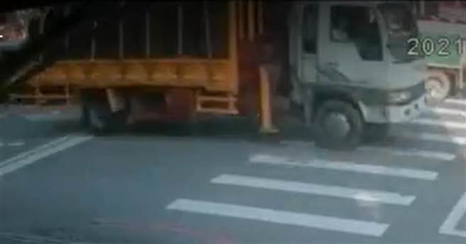 与李同车的的男子，为26岁越南籍的非法移工。（罗亦晽翻摄）