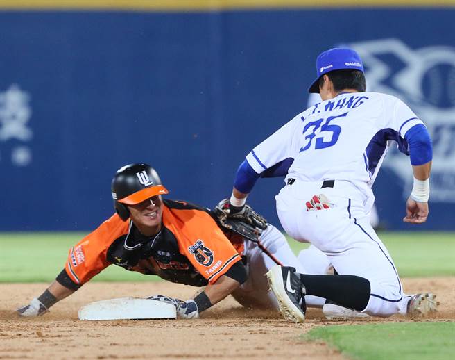 统一狮队盗垒战术一直下，陈杰宪盗垒成功。（陈怡诚摄）