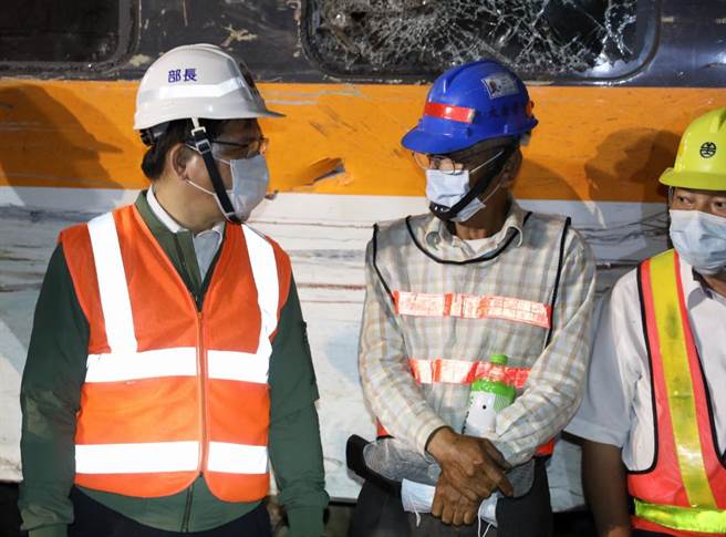 交通部长林佳龙（左）与已退休的正一钢索师傅陈永朗（左）。（翻摄林佳龙脸书）