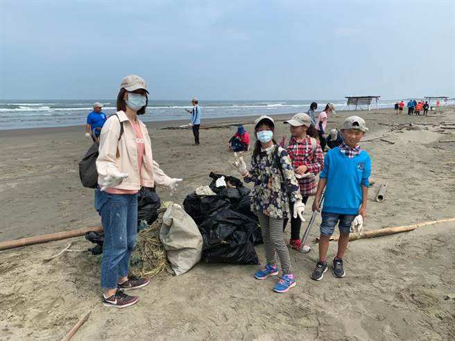 嘉義林管處攜手台南市錦湖國小、文山國小、台南市生態旅遊發展協會、森林志工及海巡淨灘。（嘉義林區管理處提供／劉秀芬台南傳真）