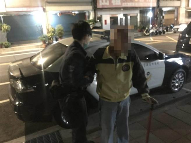 范姓老翁载妻子出门上班后，却忘了回家，所幸热心员警找到人。（翻摄照片／赖佑维桃园传真）