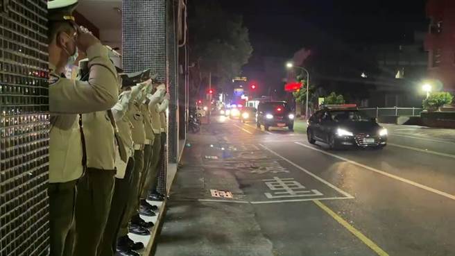 台东庄姓宪兵2日搭乘太鲁阁号不幸遇难，7日遗体由花莲送往台东，同袍列队敬礼，场面庄严。（蔡旻妤摄）