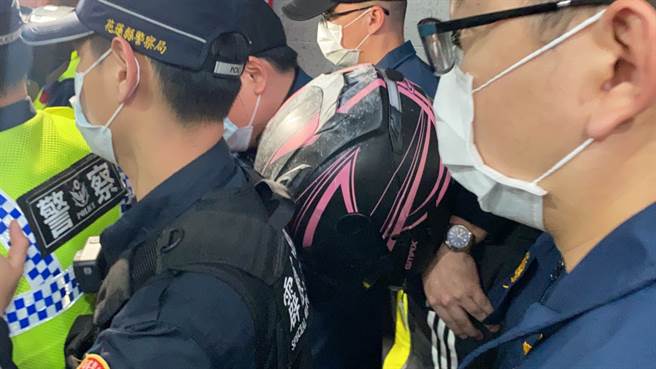 逃逸的非法移工（戴安全帽者）于7日傍晚由检警逮回，晚间移送地检署复讯。（记者罗亦晽摄）
