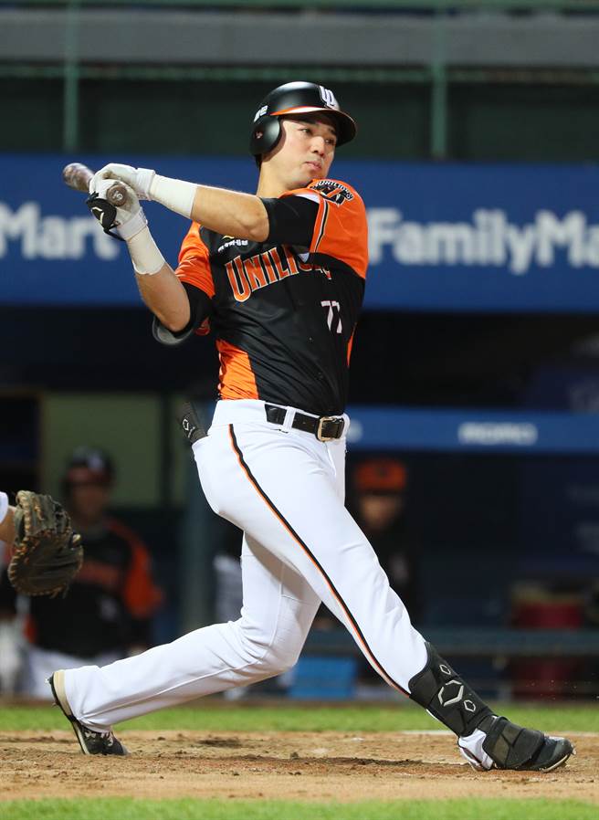 统一狮林安可敲全垒打。（陈怡诚摄）