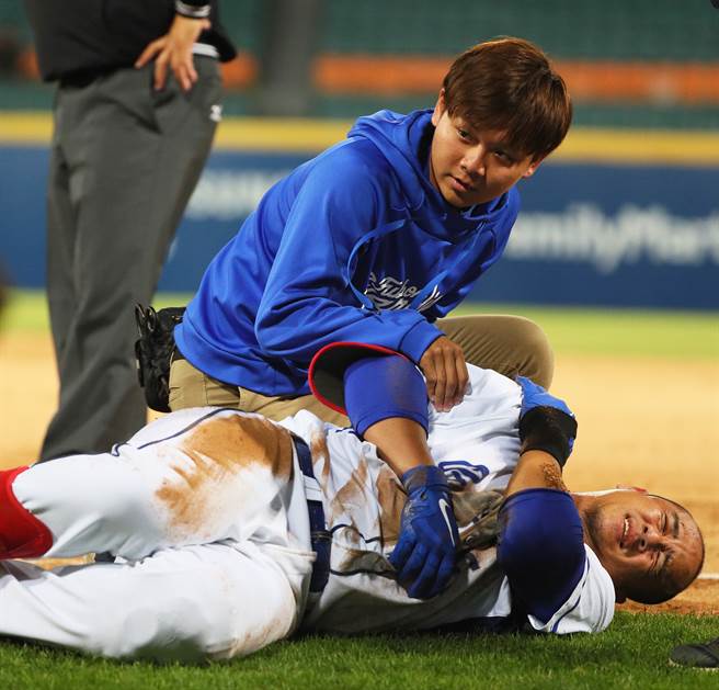 富邦悍将蒋智贤跑垒出意外伤到肩膀，当下痛到无法起身。（陈怡诚摄）