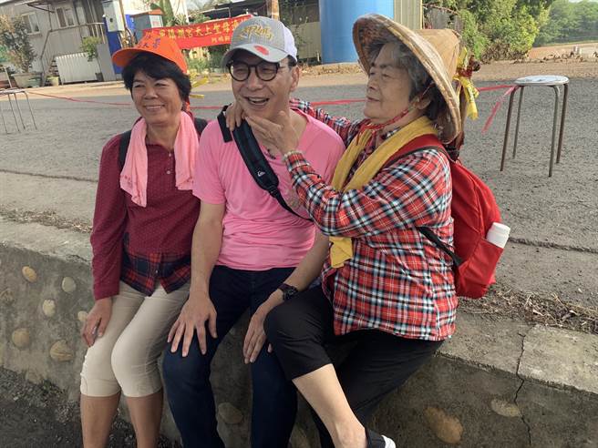 朱立伦前年首度随大甲妈祖徒步遶境，沿途许多民眾为他打气、要求合照，还有阿妈不停摸他的脸蛋，直夸「年轻又帅」。(读者提供)