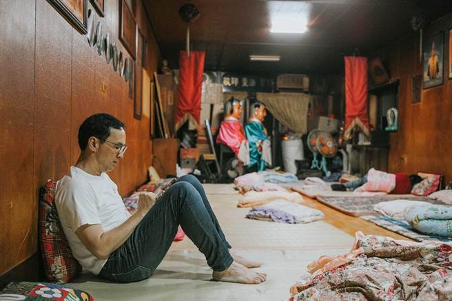 朱立伦前年首度随大甲妈祖徒步遶境，脚掌起水泡而贴绷带。(读者提供)