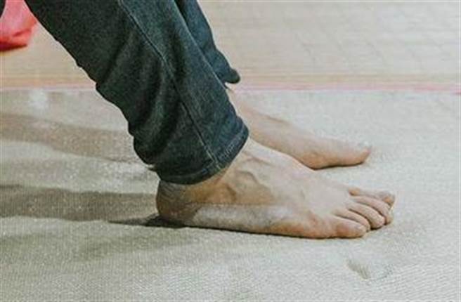 朱立伦前年首度随大甲妈祖徒步遶境，脚掌起水泡而贴绷带。(读者提供)