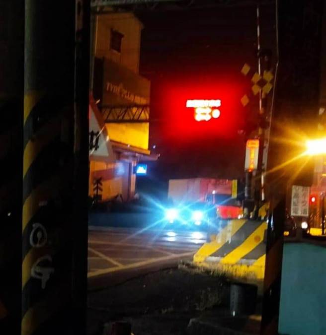 男子闖入永康烏水橋平交道，司機員發現急通報。（摘自臉書永康大小事）
