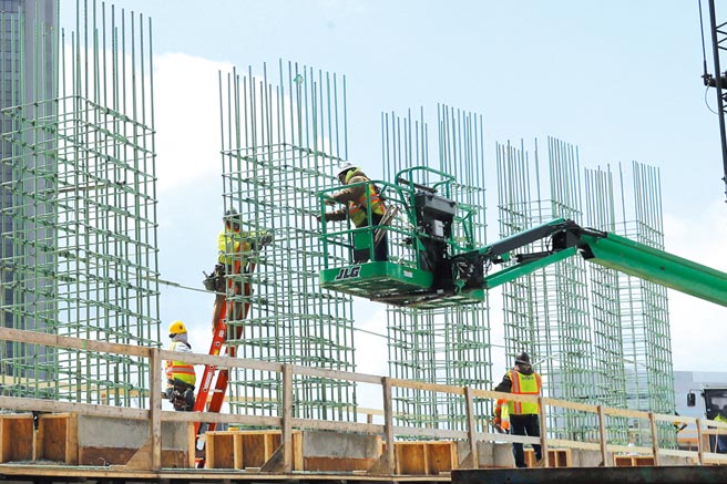 美國總統拜登的基建計畫正式浮出台面，將分八年進行，創造數以百萬計的就業機會。圖為匹茲堡公路建設工程。圖／美聯社