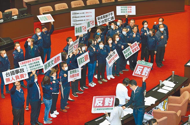 立法院6日院会中，针对台铁太鲁阁号出轨事故，国民党立委在议场内高喊「政府杀人，苏贞昌、林佳龙道歉下台」，并提出公决案，要求行政院长苏贞昌、交通部长林佳龙、台铁局代理局长祁文中立即下台，立法院也应成立调阅委员会，厘清事故原因及究责，但在表决中遭民进党否决。（姚志平摄）