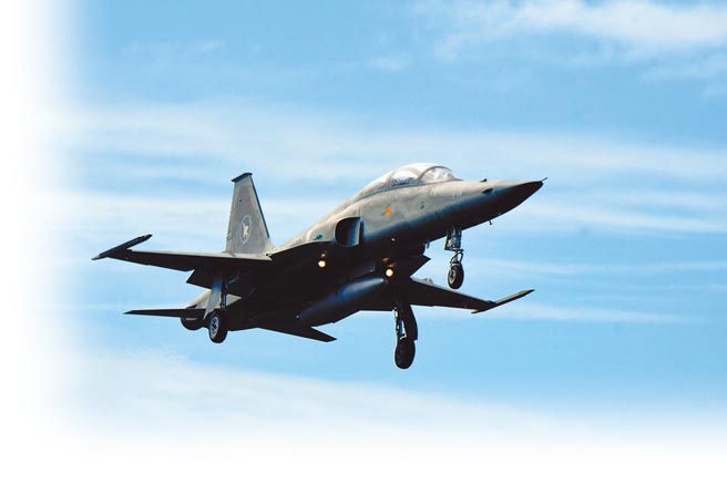 停飞16天进行天安特检，双座F-5F战机6日在台东志航基地陆续復飞。（庄哲权摄）