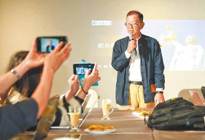 台开公司6日举行说明会，董事长邱復生（右）向投资人信心喊话表示，台开净值有20多元，希望投资人安心、不要卖股票，情况一瞬间就可能改变，会与同仁共度难关。（陈信翰摄）