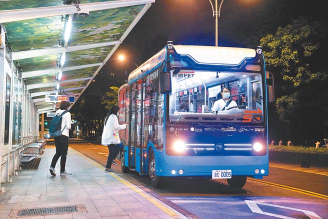 台北市政府推出自動駕駛巴士讓民眾試乘，將改善運速慢、急煞多等問題，預計年中實施第2階段試乘。（本報資料照片）