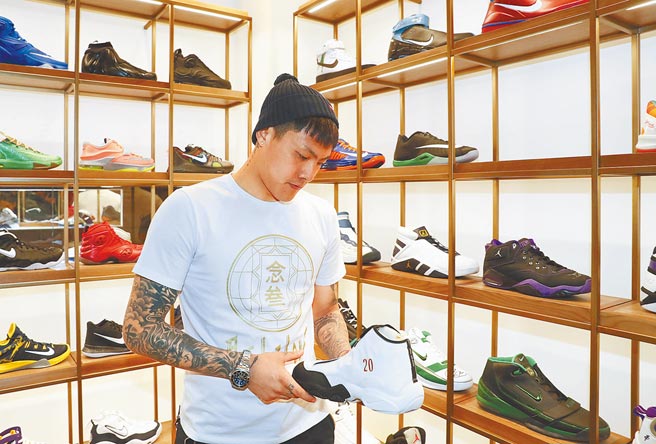 「新疆棉」造成的抵制事件，让大陆球鞋收藏者放弃海外品牌，改支持国货，热门国产鞋价格翻数倍引关注。（新华社）