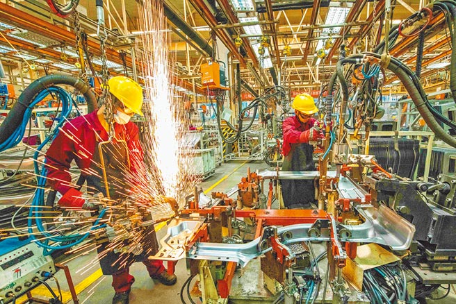 大陸3月服務業PMI指數大幅上升2.8％，結束之前3個月的下降趨勢。圖為工人們在山東省青州市一家汽車製造企業的沖焊工廠內生產作業。 （新華社）