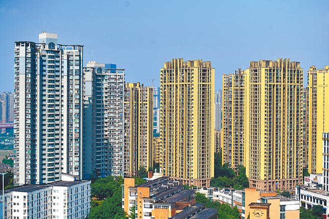大陆各地房市调控持续强调「房住不炒」。图为重庆主城区内的商品住宅高楼。（中新社）