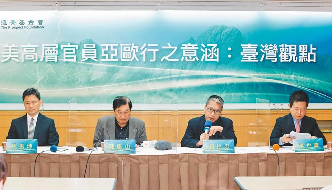 台铁太鲁阁号在花莲发生撞击工程车脱轨事件酿成重大伤亡，大陆领导人习近平及世界各国政要皆具名慰问；远景基金会执行长赖怡忠（右二）受访表示，这是个有人性的世界。（郭吉铨摄）