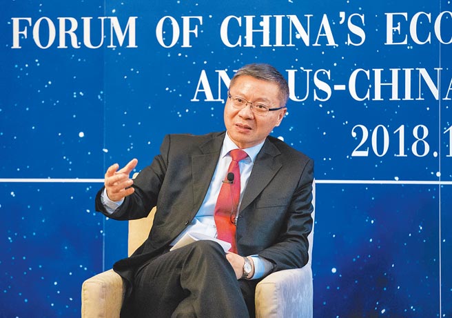 张维为是日内瓦大学国际关系学博士，现为復旦大学中国研究院院长、特聘教授，上海春秋发展战略研究院研究员；曾任中国发展模式研究中心主任，上海社科院世界中国学研究所所长。（新华社）