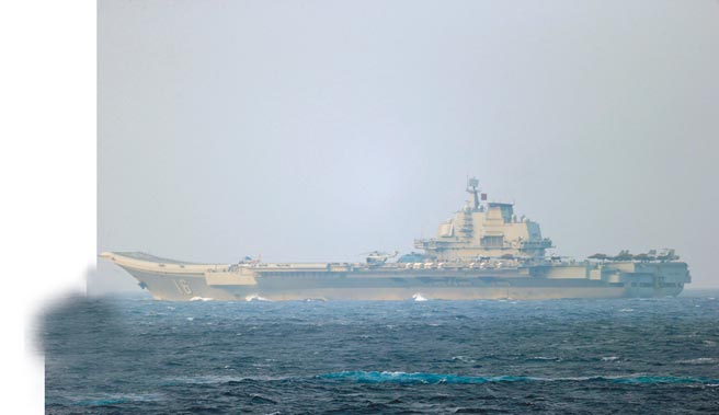 大陆辽寧号航母编队，经过台湾东部海域，往南海进行演训。（日本自卫队提供）