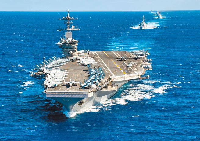 美国罗斯福号航空母舰编队，也航行至南海。图为其先前演训。（摘自美国罗斯福号航空母舰官方脸书粉丝团）