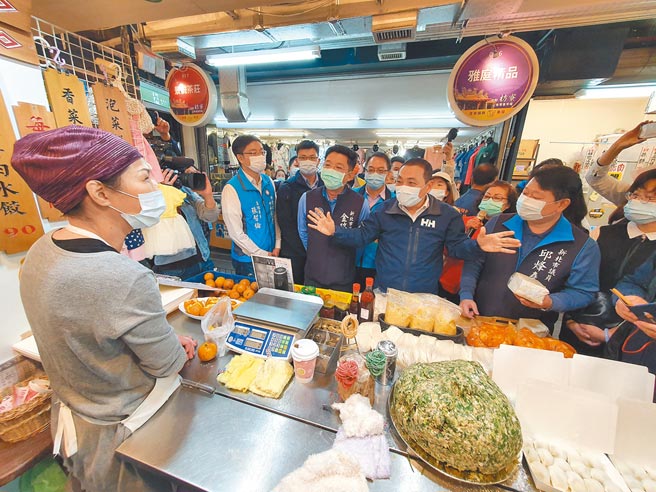 新北市长侯友宜6日前往中和枋寮市场视察，感谢摊商落实肉品标示共同守护食安。（叶书宏摄）
