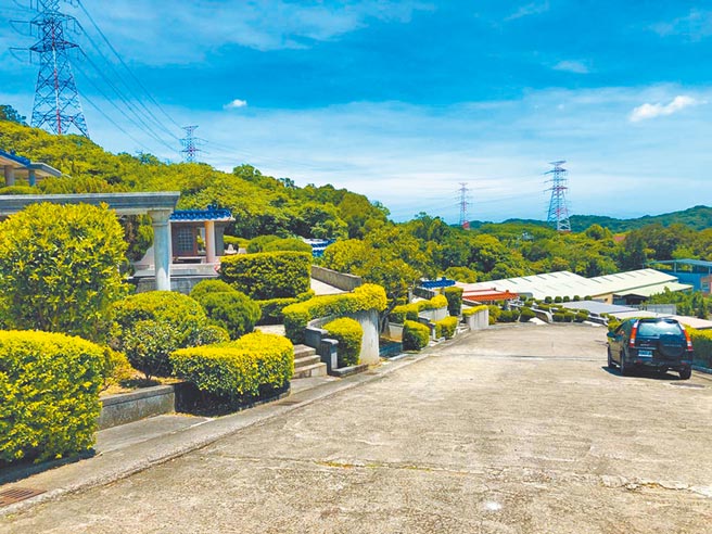 法务部行政执行署新北分署6日拍卖坐落在新北市林口区「顶福陵园」内的「家族式豪华阴宅」，占地约20坪，第1次拍卖底价1800万元，无人投标。（新北分署提供／叶书宏新北传真）