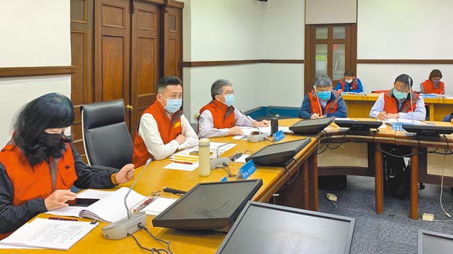 为因应未来可能扩大限水区域，新竹市长林智坚（左二）6日要求相关单位于1周内，完成全市的供水站布设规画。（陈育贤摄）