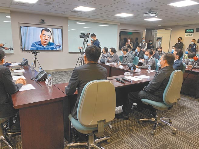 長榮機長劉應隆因仍處居家隔離階段，透過視訊向桃園市長鄭文燦及桃園市府官員陳述淪陷執勤、隔離的無限循環。（姜霏攝）