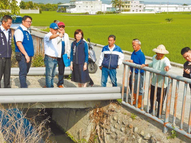 南投縣長林明溱（左三）6日到草屯鎮會勘。（南投縣政府提供／廖志晃南投傳真）