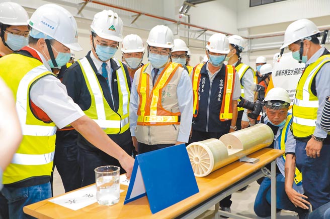 内政部长徐国勇（前排左二）视察全台首座专供高科技厂的台南永康水资源回收中心。（洪荣志摄）