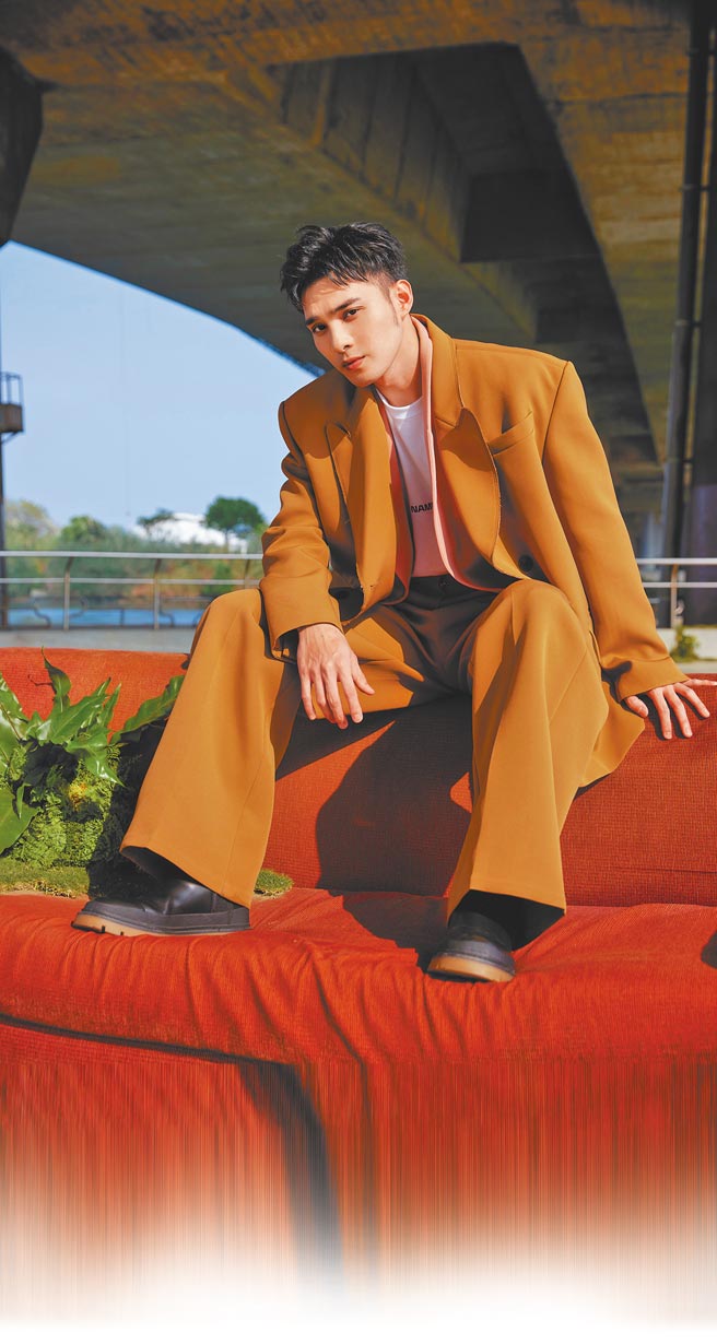 黄伟晋推出新歌〈好累〉MV。（爱贝克思提供）