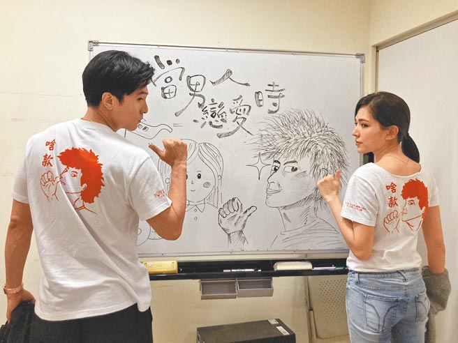 邱泽（左）、许玮宁比出片中招牌手势「啥款」。（金盏花大影业提供）