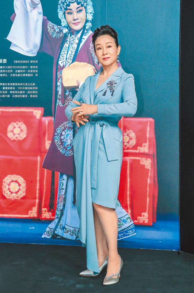 魏海敏佩戴JHENG臉譜珠寶，分享本周五登場的新戲《千年舞臺，我卻沒怎麼活過》的創作點滴。（粘耿豪攝）